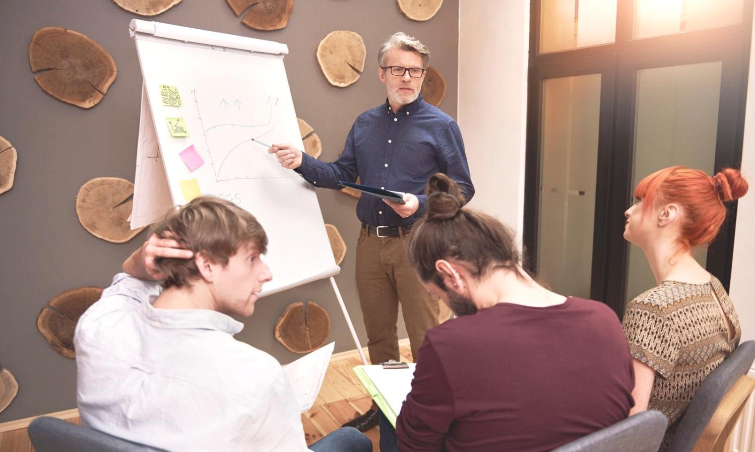 Estudiantes trabajando colaborativamente en proyectos financieros